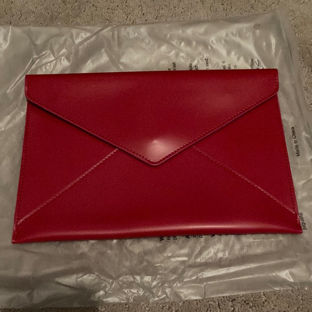NWT ELIZABETH ARDEN red leather snap clutch. Gorgeous little bag!